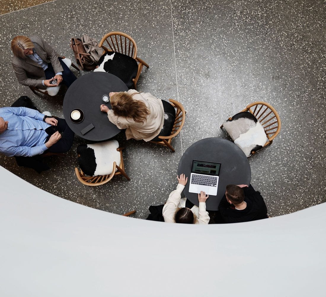 Sitjandi manneskjur þar sem mynd er tekin ofan frá