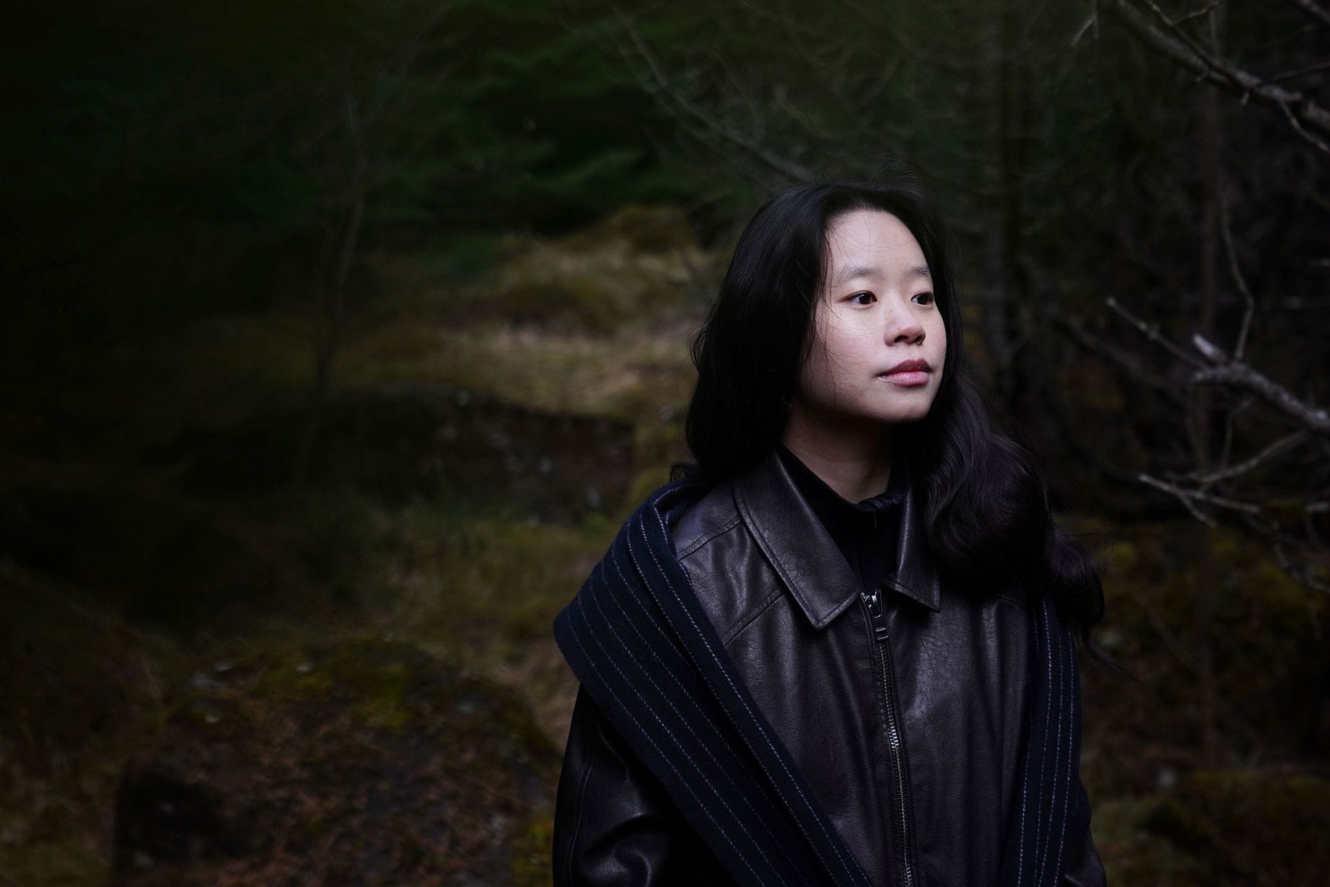 Ung kona út í skógi dökk mynd